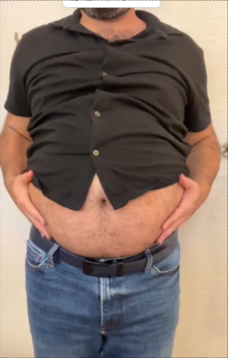 Momento cotidiano después de comer, con personas totalmente vestidas